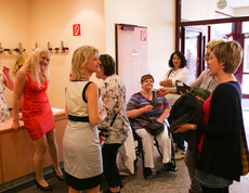 Besucherinnen bei der Garderobe