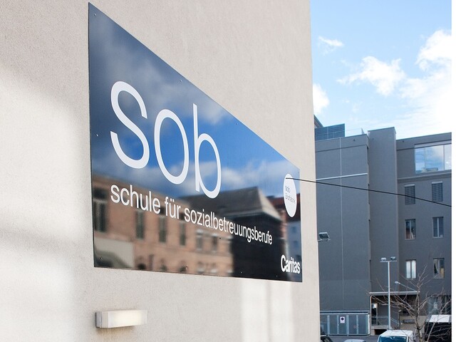 Schild der sob an einer Hauswand