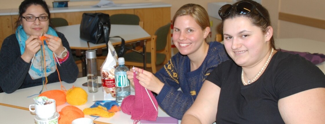 Schülerinnen beim Stricken