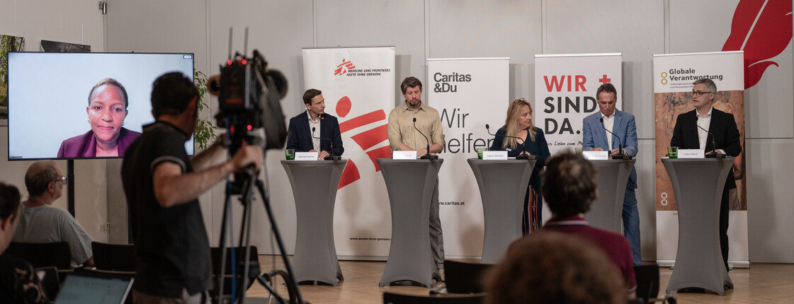 Trägerorganisationen des Humanitarian Congress Vienna legen am Welttag der Humanitären Hilfe Empfehlungen für Österreichs Sicherheitsratssitz vor. Sprecher*innen von AG Globale Verantwortung, Ärzte ohne Grenzen, Caritas Österreich und Österreichisches Rotes Kreuz sowie Komplexitätsforscher Peter Klimek und Expertin  Joyce Msuya sprechen am Podium. 