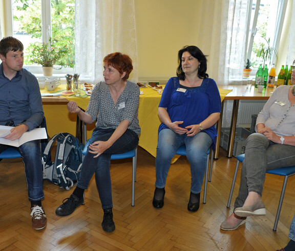 Rat und Hilfe - Besucher hören aufmerksam zu