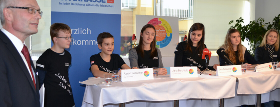 Die Jugendbotschafter bei einer Pressekonferenz in der Sparkasse Feldkirch.