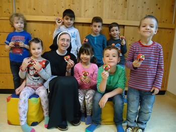 Schwester Cornelia mit Kindern aus ihrer Kindergartengruppe.