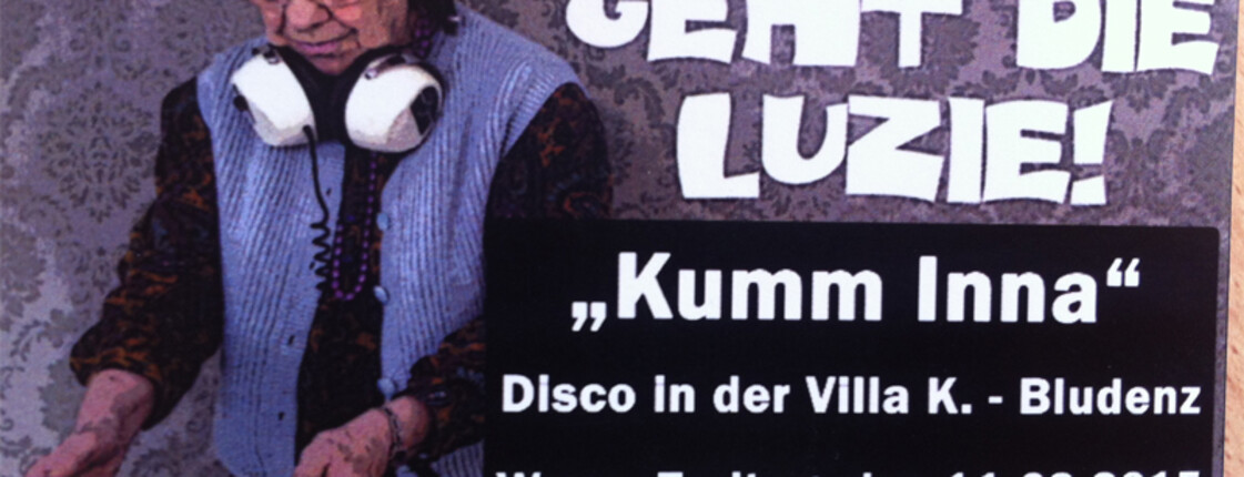 Integrative Disco Plakat. Eine Frau mittleren Alters steht an einem Mischpult. Sie hat weiße Kopfhörer und trägt ein blaues Jackett. Die Schrift ist weiß. 