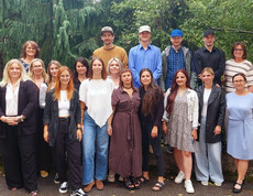 Eine Gruppenfoto von mehreren Personen im Freien.