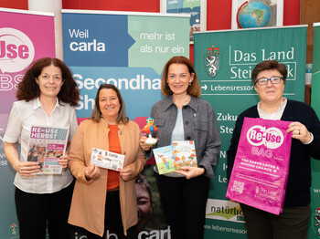 Von links nach rechts: Ingrid Winter – Referat Abfall- und Ressourcenwirtschaft, Caritas-Abteilungsleiterin Tamara Puff, Landesrätin Simone Schmiedtbauer, Caritas-Vizedirektorin Petra Prattes mit Foldern und Plakaten zum ReUse Herbst