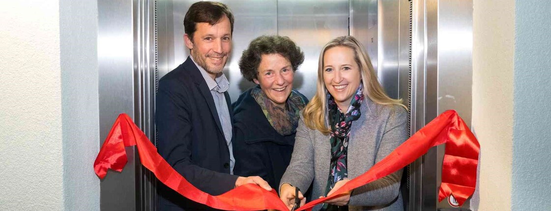 Gemeinsamer Banddurchschnitt zur Eröffnung des Aufzugs mit Sabine Tittler (Partnerin Bank Gutmann), Klaus Schwertner (Caritasdirektor) und Clementine Rath (Leiterin Haus Immanuel). © Stefanie Steindl