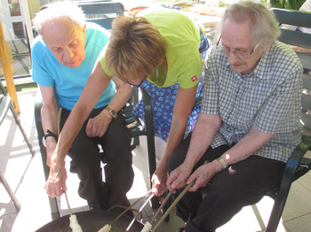 Bewohner grillen Steckerlbrot