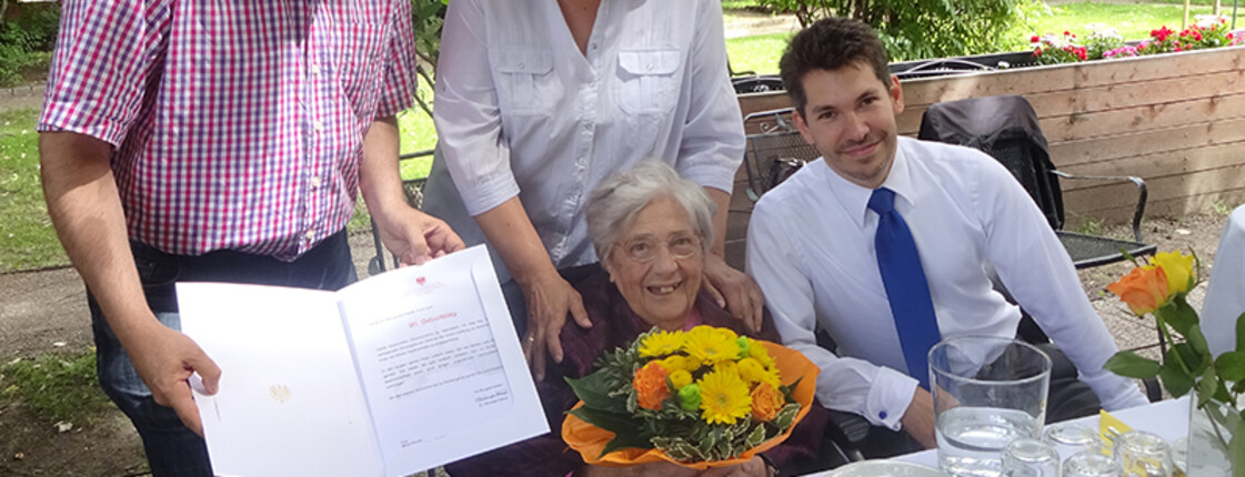 Frau Schmid, Bewohnerin im Caritas Haus Schönbrunn, feierte ihren Geburtstag