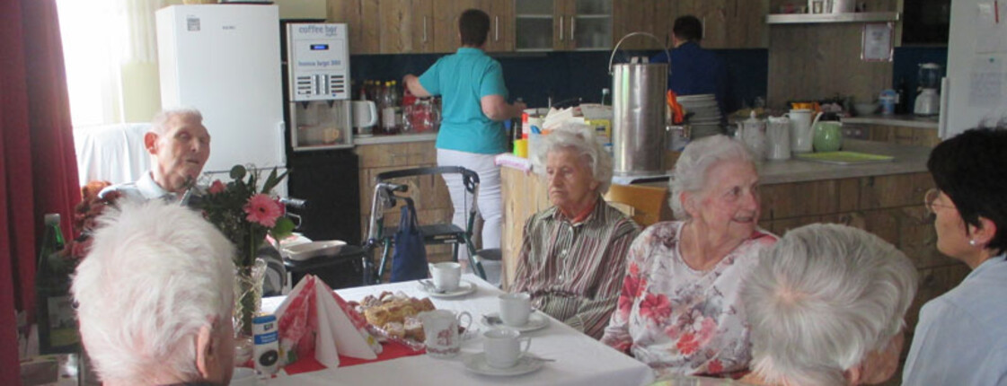 Bewohnerinnen und Bewohner mit Angehörige beim gemütlichen Kaffeeplausch am Muttertag