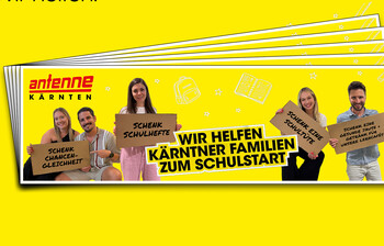 Gelber Hintergrund mit fünf Fotos von Antenne Moderator*innen, die Schilder in der Hand halten zur Antenne-Schulstart-Aktion