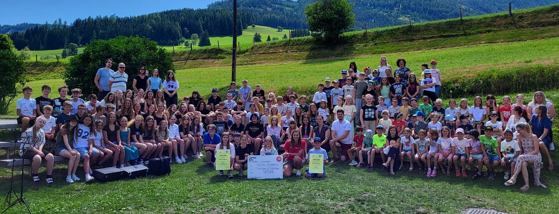 Die Schüler*innen des Bildungscampus St. Lambrecht mit Spendencheck ans Laufwunder