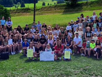 Die Schüler*innen des Bildungscampus St. Lambrecht mit Spendencheck ans Laufwunder