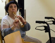 Frau spielt Flöte