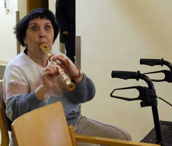 Frau spielt Flöte