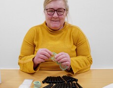 Frau in gelbem Pullover verpackt Montagematerial