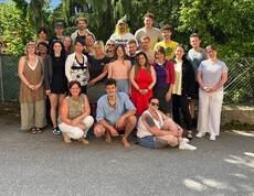 Ein Gruppenfoto von mehreren Personen im Freien.