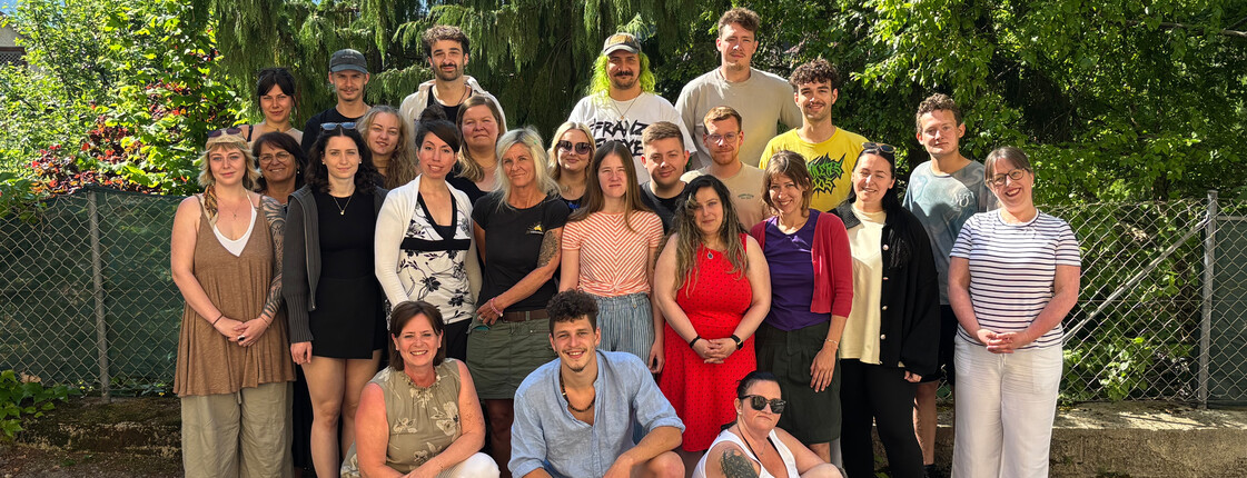 Ein Gruppenfoto von mehreren Personen im Freien.