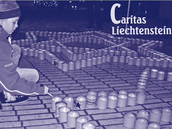 Ein kleines Mädchen zündet eine Kerze an. Es stehen bereits etliche Kerzen in Form eines Sternes auf dem Boden.