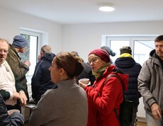 Hauseröffnung mit mehreren Menschen