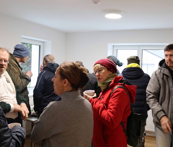 Hauseröffnung mit mehreren Menschen