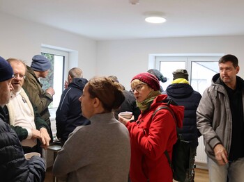 Hauseröffnung mit mehreren Menschen