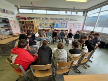Ein Sitzkreis in einer Schulklasse