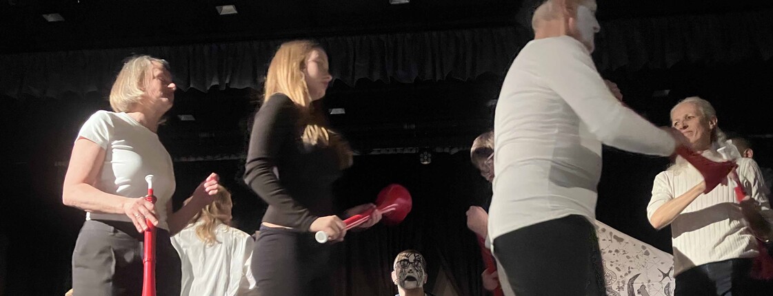 Mehrere Schauspieler gehen im Kreis