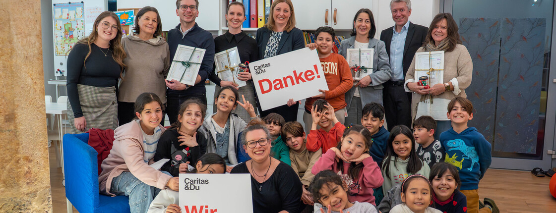 Gruppenfoto im Caritas Lerncafé Gries. Am Bild zu sehen: Betreuerinnen und Kinder aus dem Lerncafé, Stadtrat für Integration Robert Krotzer, Katharina Grasser von der Firma Anton Paar, Caritasdirektorin Nora Tödtling-Musenbichler, Karin Taferner-Bauer von der Grazer Wechselseitige Versicherung AG, Caritas Vizedirektor Thomas Ferk, Stefanie Karch von IKEA und Lerncafé Leiterin Julia Bretterklieber.