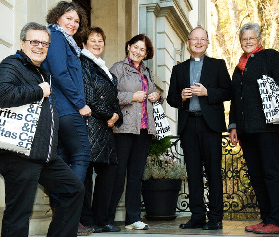 Viele HaussammlerInnen stehen mit Bischof Benno Elbs für ein Foto zusammen.
