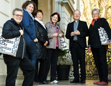 Viele HaussammlerInnen stehen mit Bischof Benno Elbs für ein Foto zusammen.