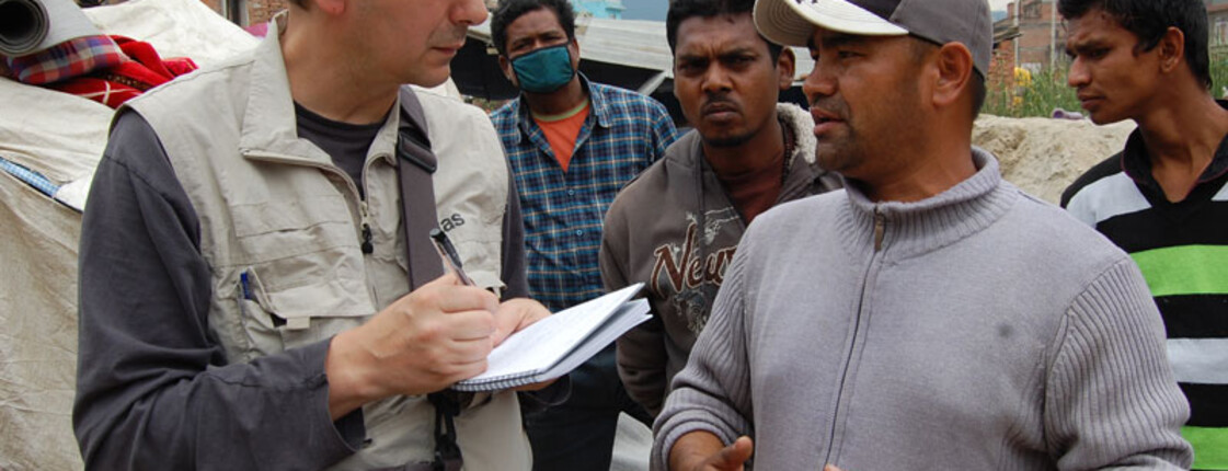 Caritas Helfer Andreas Zinggl unterhält sich in Kathmandu mit Einwohnern.