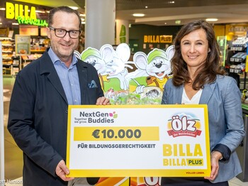 Zwei Personen überreichen einen Scheck über 10.000 Euro für Bildungsgerechtigkeit.