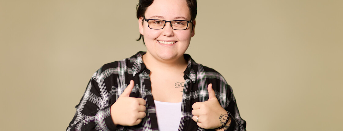 Frau hält 2 Daumen hoch