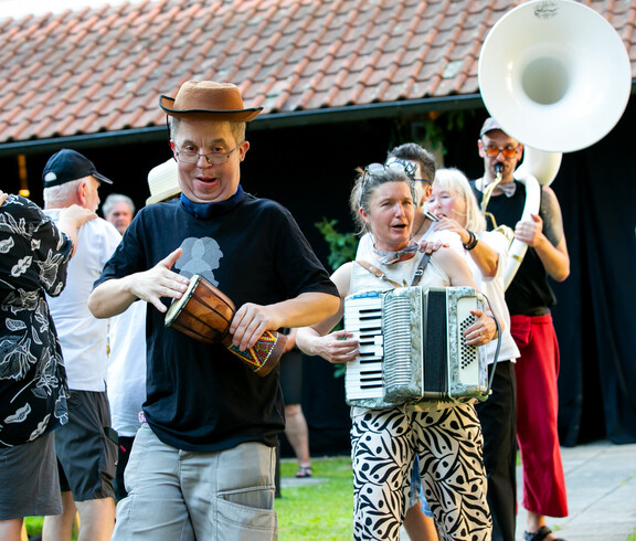 Musiker mit kleiner Trommel, eine Frau mit Akkordeon und ganz dahinter ein Mann mit Basstuba.