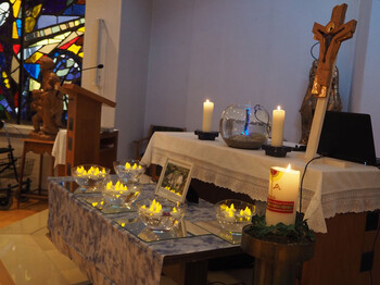 Geschmackvoll gestalte Kapelle mit vielen Kerzen