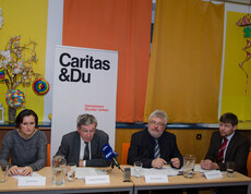 Der Direktor der Caritas St. Pölten und drei weitere Mitarbeiter bei einer Pressekonferenz zur Kinderkampagne
