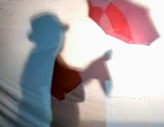 Schattenspiel Mann hält einen geöffneten roten Schirm in der Hand 