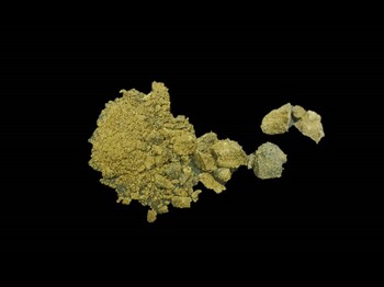 Heroin in Form eines braunen, relativ homogenen Pulvers