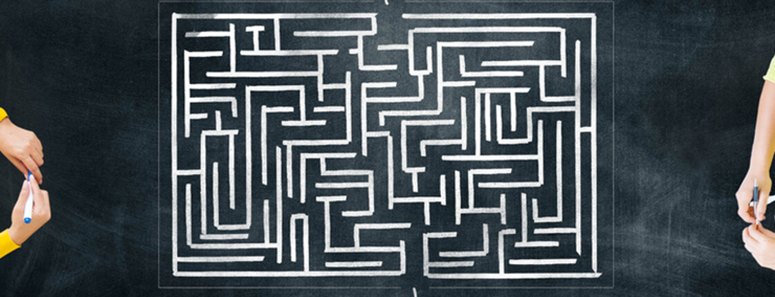 Ein Labyrinth auf dunklem Hintergrund.