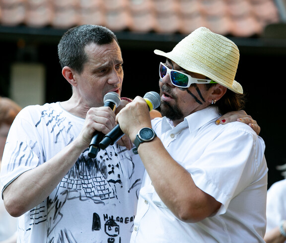 Zwei Männer singen in Mikrofone.