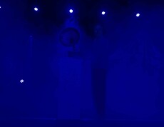 Mann mit Grammophon vor blauem Licht