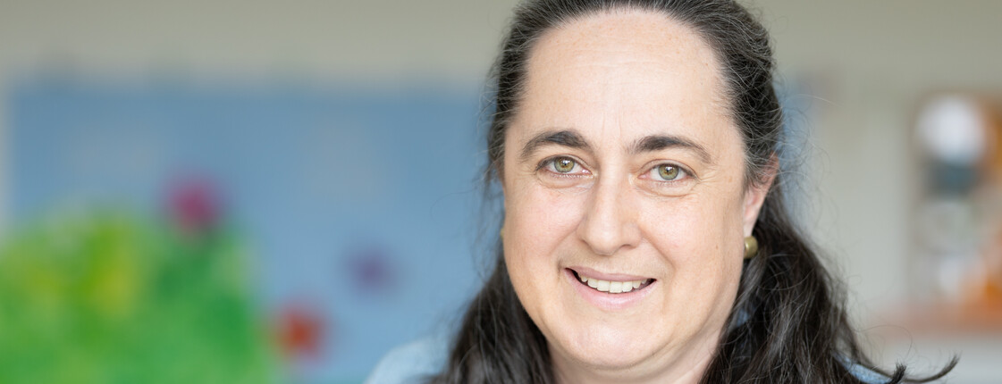 Porträt Edith Bürgler-Scheubmayr, Vorständin; Frau mit längeren dunklen Haaren.
