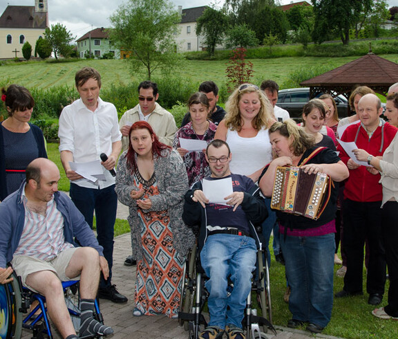 Wohnhaus Raxendorf - musikalische Darbietung der Bewohner