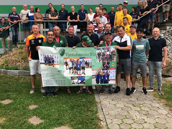 Viele Menschen und ein Transparent 