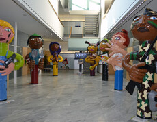 Riesenmenschen stehen als Figuren in der Sparkasse in Feldkirch.