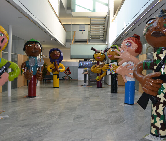 Riesenmenschen stehen als Figuren in der Sparkasse in Feldkirch.