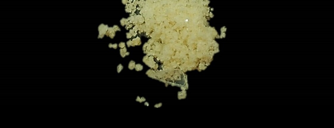 Dieses Bild zeigt eine kristalline Substanz, die vermutlich auch Glassplitter enthält.