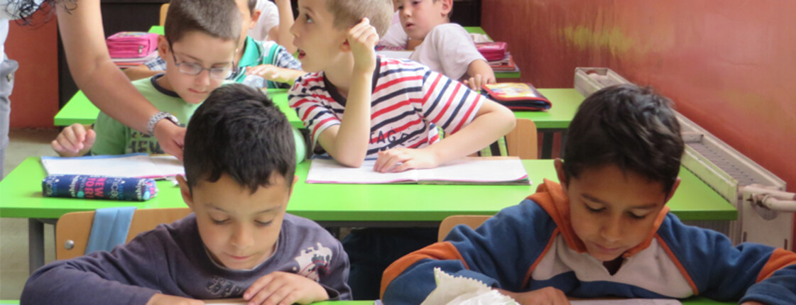 Kleine Kinder lernen in der Schule.