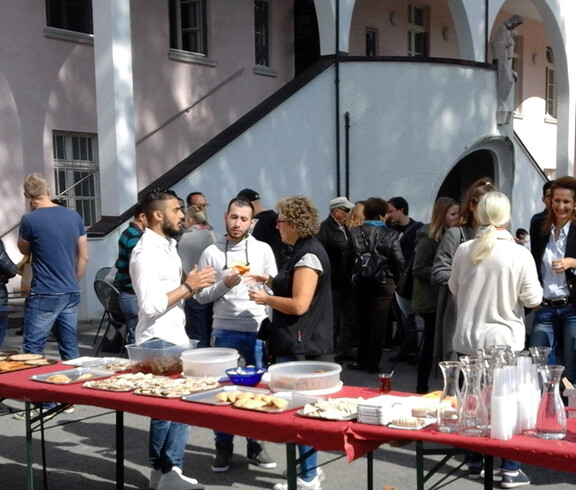 Ein großes Buffet mit vielen Menschen im Freien beim langen Tag der Flucht.